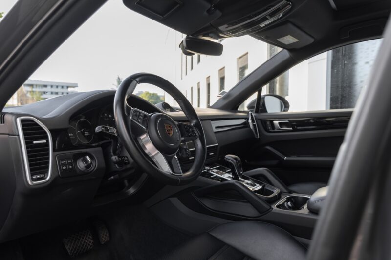 Tableau de bord – PORSCHE – Cayenne – 2021 – Quarzitgrau – 51 900 km – 462 ch – V6 Turbo Hybrid – Transmission : Automatique – Origine France – Privaty Cars – Vente de véhicules d’investissement et de collection près de Niort