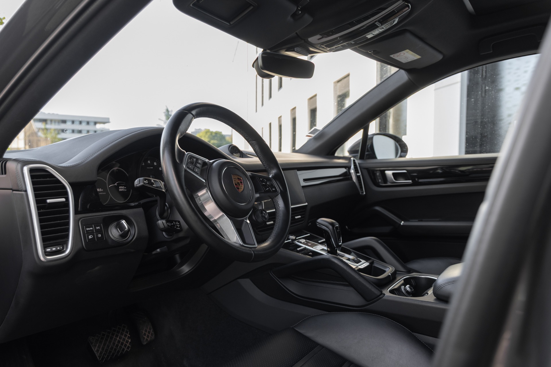 Tableau de bord – PORSCHE – Cayenne – 2021 – Quarzitgrau – 51 900 km – 462 ch – V6 Turbo Hybrid – Transmission : Automatique – Origine France – Privaty Cars – Vente de véhicules d’investissement et de collection près de Niort
