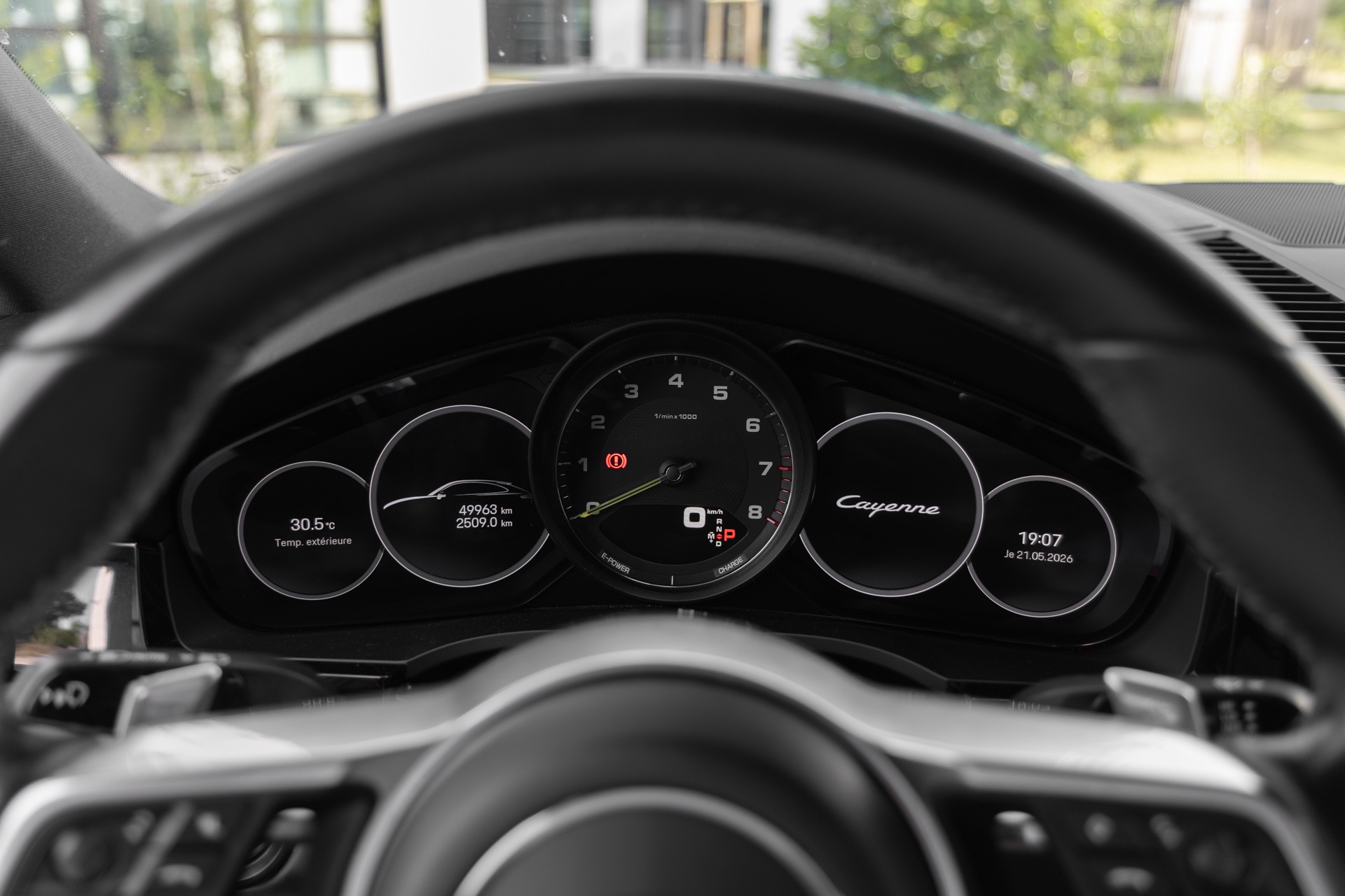 Volant – PORSCHE – Cayenne – 2021 – Quarzitgrau – 51 900 km – 462 ch – V6 Turbo Hybrid – Transmission : Automatique – Origine France – Privaty Cars – Rachat immédiat de véhicules de prestige près de Niort