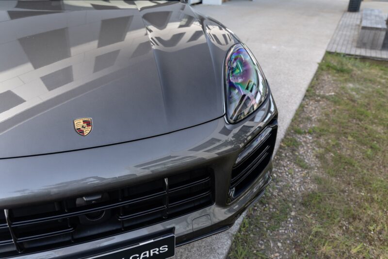 À vendre – PORSCHE – Cayenne – 2021 – Quarzitgrau – 51 900 km – 462 ch – V6 Turbo Hybrid – Transmission : Automatique – Vue principale – Origine France – Privaty Cars – Courtage automobile pour véhicules exclusifs à 2 heures de Paris en TGV