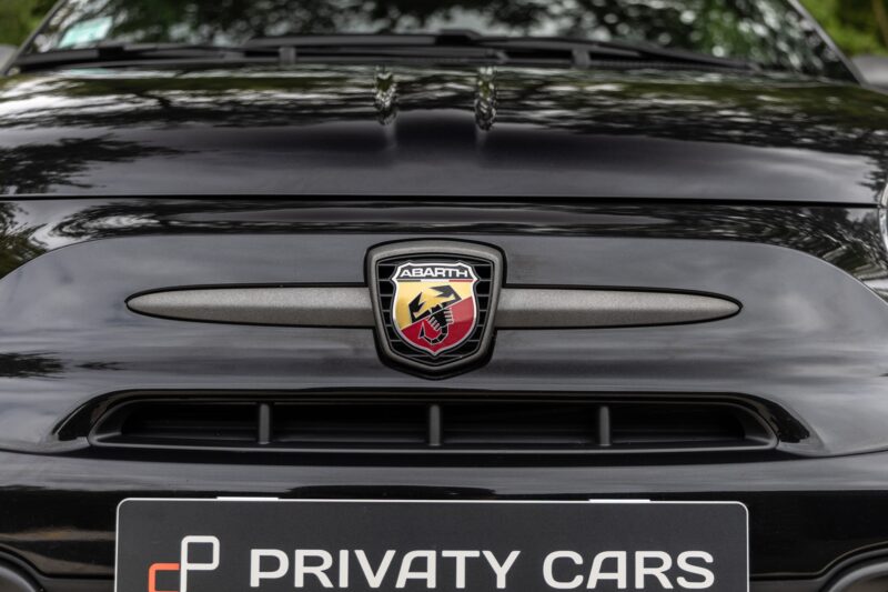 Calandre avec logo distinctif – ABARTH – 695C Turismo – 2023 – Noir Scorpione – 12 900 km – 165 ch – 4 cyclindres en ligne turbo – Transmission : Manuelle – Origine France – Privaty Cars – Spécialiste des voitures de sport d’occasion proche de Bordeaux