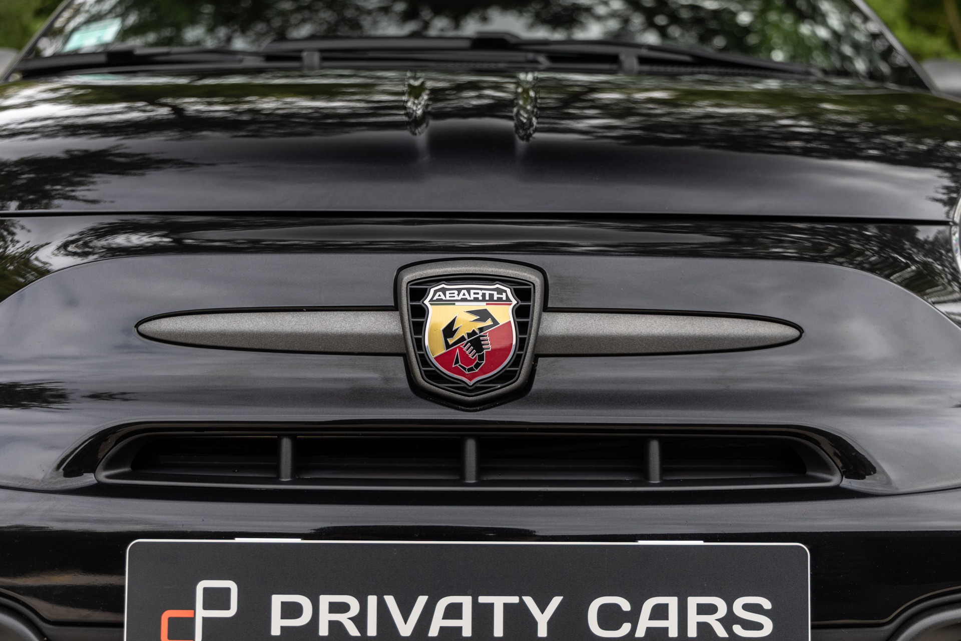 Calandre avec logo distinctif – ABARTH – 695C Turismo – 2023 – Noir Scorpione – 12 900 km – 165 ch – 4 cyclindres en ligne turbo – Transmission : Manuelle – Origine France – Privaty Cars – Spécialiste des voitures de sport d’occasion proche de Bordeaux