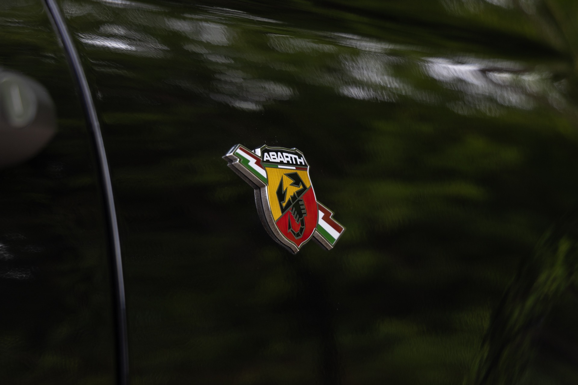 Insigne avec scorpion et drapeau italien – ABARTH – 695C Turismo – 2023 – Noir Scorpione – 12 900 km – 165 ch – 4 cyclindres en ligne turbo – Transmission : Manuelle – Origine France – Privaty Cars – Intermédiaire de confiance vente voiture sport entre Bordeaux et Nantes