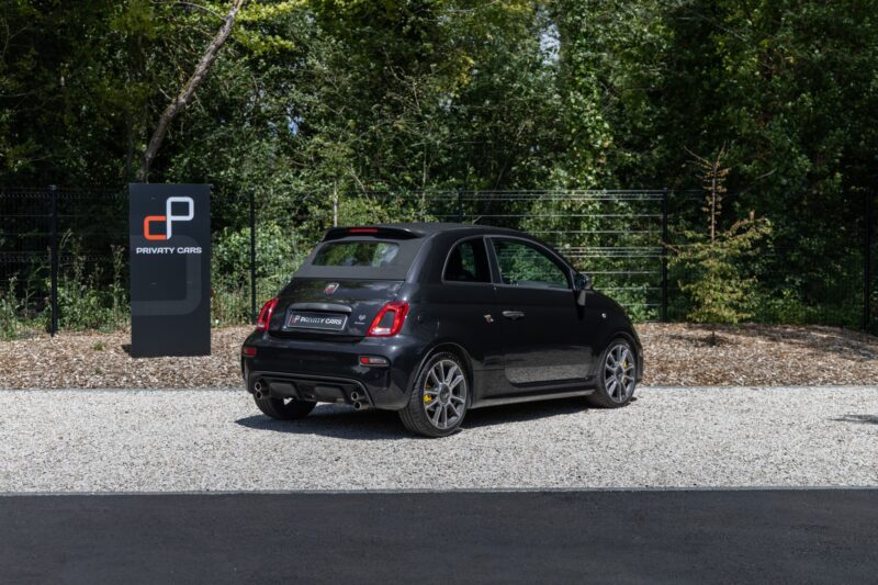 Vue arrière avec double sortie d'échappement – ABARTH – 695C Turismo – 2023 – Noir Scorpione – 12 900 km – 165 ch – 4 cyclindres en ligne turbo – Transmission : Manuelle – Origine France – Privaty Cars – Achat et vente de voitures de luxe d’occasion à 2 heures de Paris en TGV