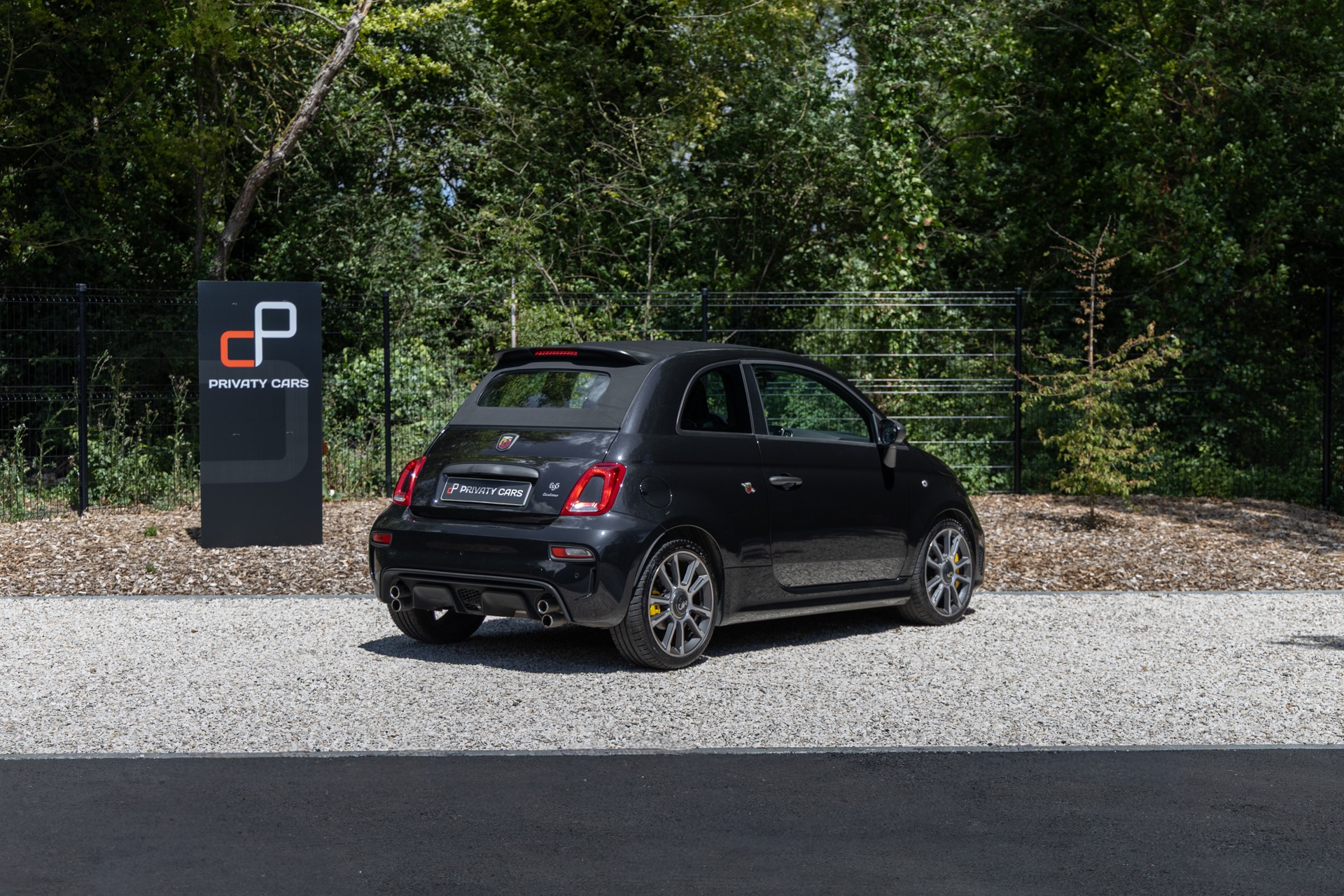 Vue arrière avec double sortie d'échappement – ABARTH – 695C Turismo – 2023 – Noir Scorpione – 12 900 km – 165 ch – 4 cyclindres en ligne turbo – Transmission : Manuelle – Origine France – Privaty Cars – Achat et vente de voitures de luxe d’occasion à 2 heures de Paris en TGV