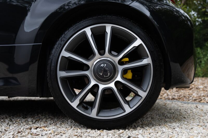 Jantes – ABARTH – 695C Turismo – 2023 – Noir Scorpione – 12 900 km – 165 ch – 4 cyclindres en ligne turbo – Transmission : Manuelle – Origine France – Privaty Cars – Spécialiste des sportives d’occasion à 2 heures de Paris en TGV