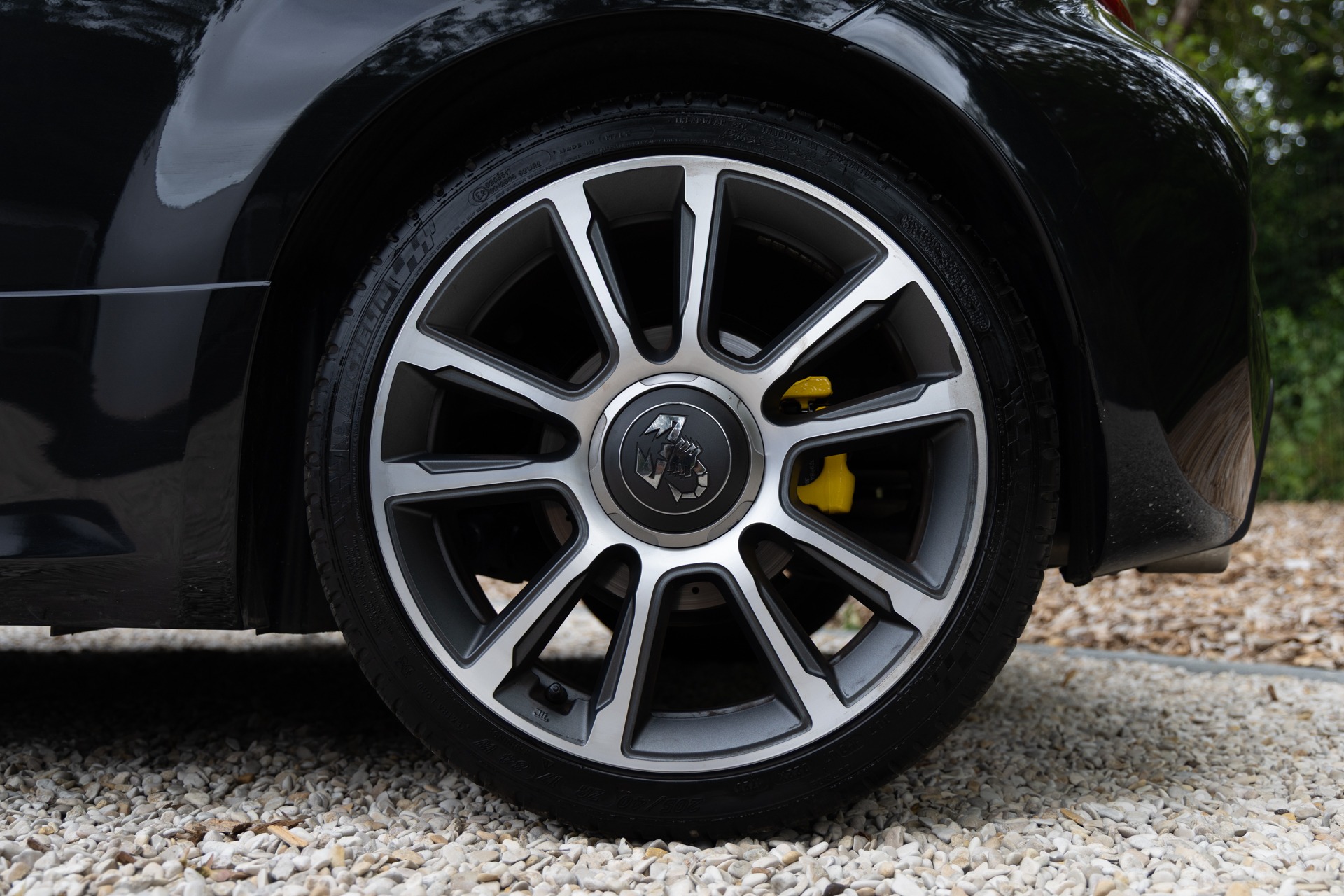 Jantes – ABARTH – 695C Turismo – 2023 – Noir Scorpione – 12 900 km – 165 ch – 4 cyclindres en ligne turbo – Transmission : Manuelle – Origine France – Privaty Cars – Spécialiste des sportives d’occasion à 2 heures de Paris en TGV