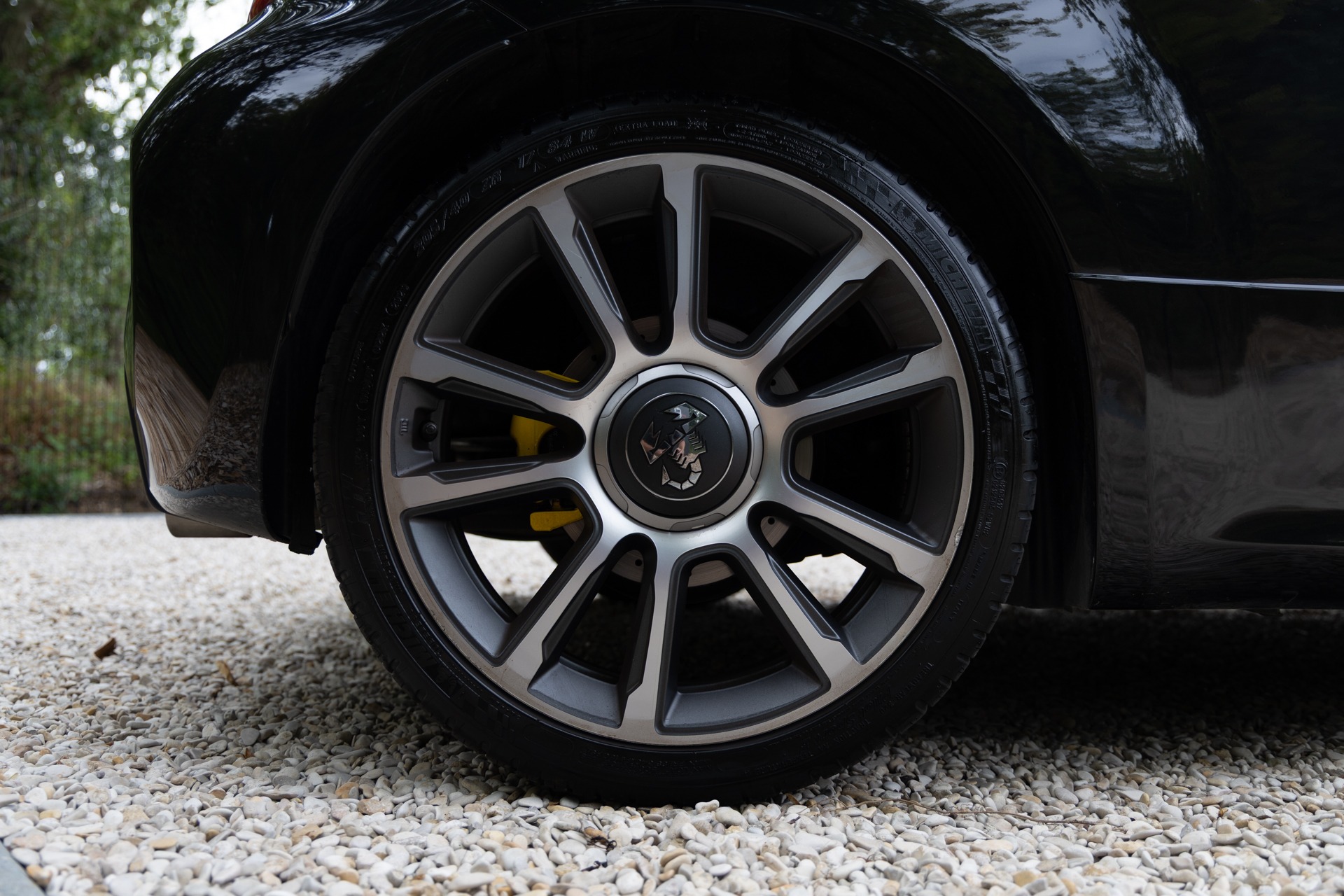 Jantes – ABARTH – 695C Turismo – 2023 – Noir Scorpione – 12 900 km – 165 ch – 4 cyclindres en ligne turbo – Transmission : Manuelle – Origine France – Privaty Cars – Estimation et rachat de véhicules haut de gamme proche de Nantes