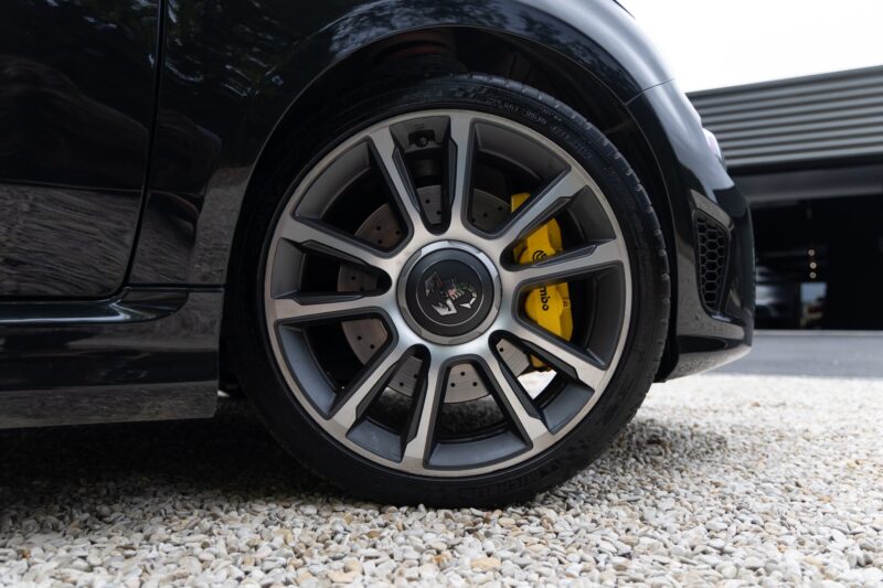 Jantes – ABARTH – 695C Turismo – 2023 – Noir Scorpione – 12 900 km – 165 ch – 4 cyclindres en ligne turbo – Transmission : Manuelle – Origine France – Privaty Cars – Expert des modèles ABARTH à La Rochelle