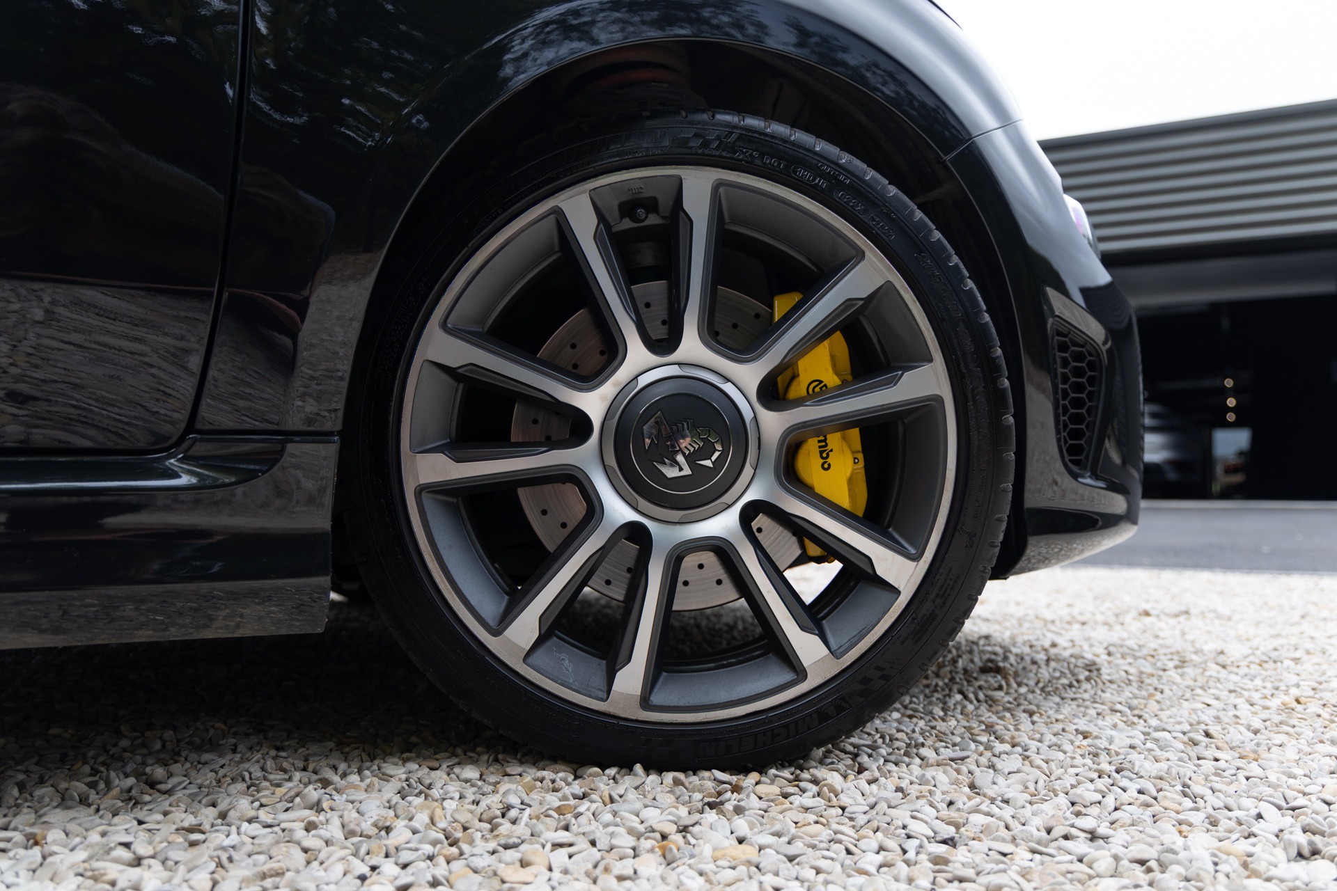 Jantes – ABARTH – 695C Turismo – 2023 – Noir Scorpione – 12 900 km – 165 ch – 4 cyclindres en ligne turbo – Transmission : Manuelle – Origine France – Privaty Cars – Expert des modèles ABARTH à La Rochelle