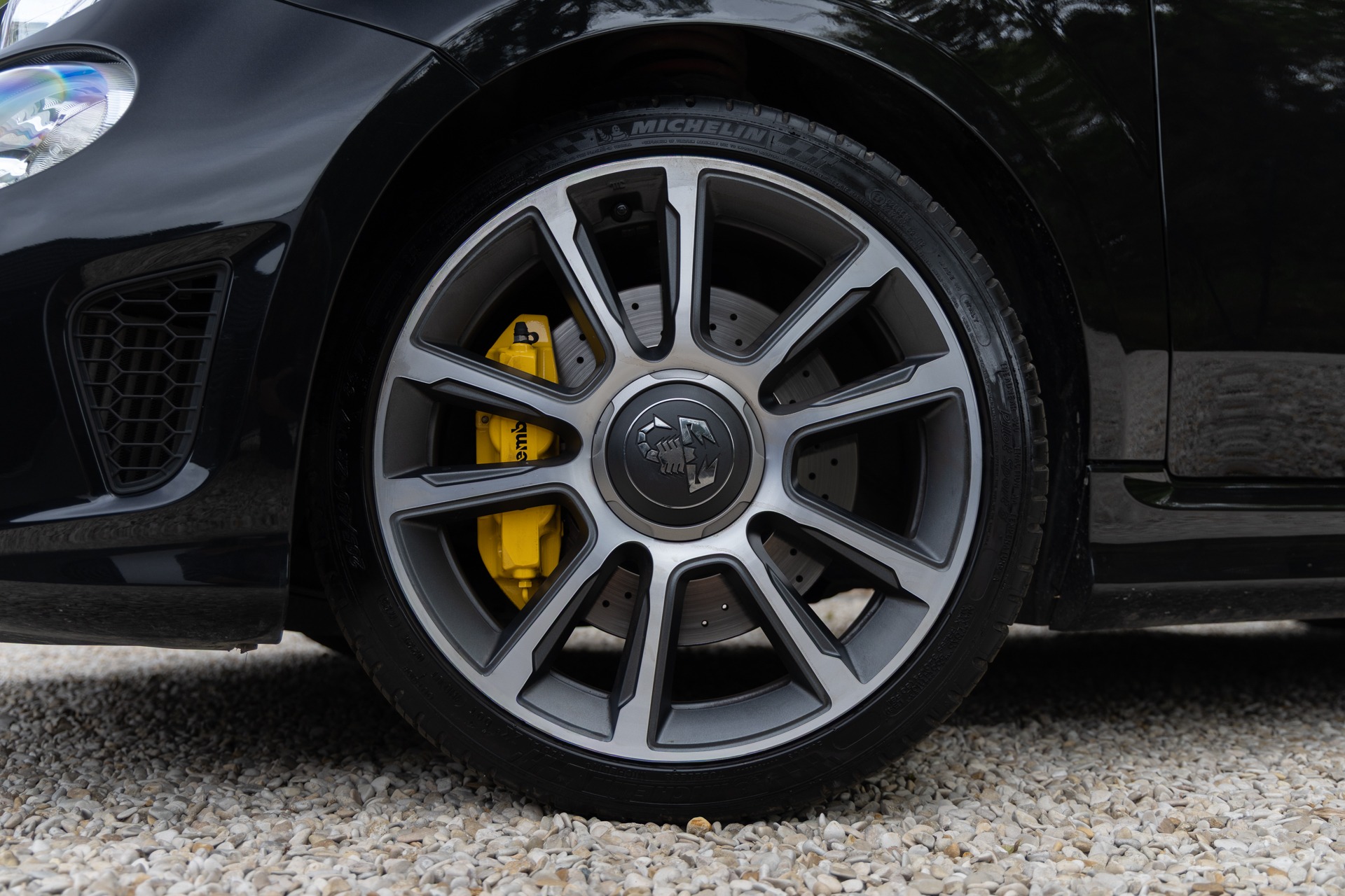 Jantes – ABARTH – 695C Turismo – 2023 – Noir Scorpione – 12 900 km – 165 ch – 4 cyclindres en ligne turbo – Transmission : Manuelle – Origine France – Privaty Cars – Expert des sportives d’occasion haut de gamme à 2 heures de Paris en TGV