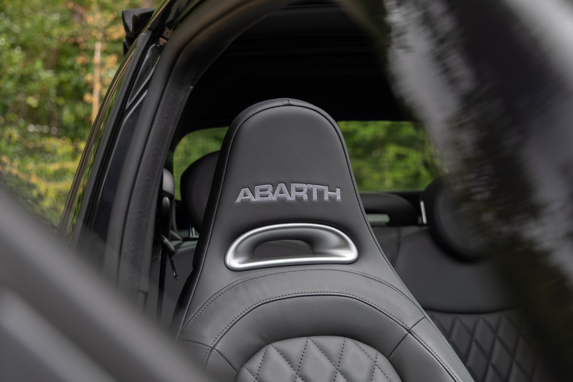 Sièges – ABARTH – 695C Turismo – 2023 – Noir Scorpione – 12 900 km – 165 ch – 4 cyclindres en ligne turbo – Transmission : Manuelle – Origine France – Privaty Cars – Rachat immédiat de véhicules de prestige près de Niort