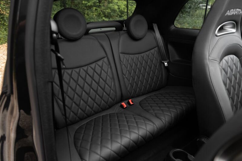 Sièges – ABARTH – 695C Turismo – 2023 – Noir Scorpione – 12 900 km – 165 ch – 4 cyclindres en ligne turbo – Transmission : Manuelle – Origine France – Privaty Cars – Vente de voitures de prestige d’occasion proche de Nantes