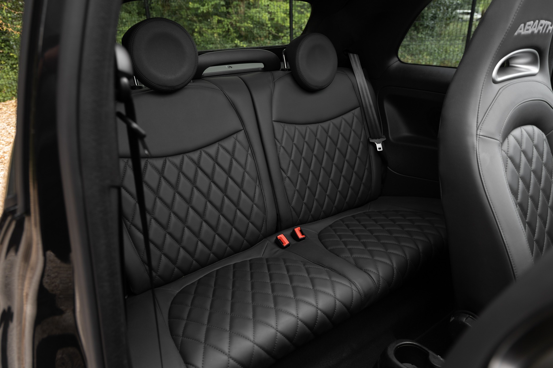 Sièges – ABARTH – 695C Turismo – 2023 – Noir Scorpione – 12 900 km – 165 ch – 4 cyclindres en ligne turbo – Transmission : Manuelle – Origine France – Privaty Cars – Vente de voitures de prestige d’occasion proche de Nantes