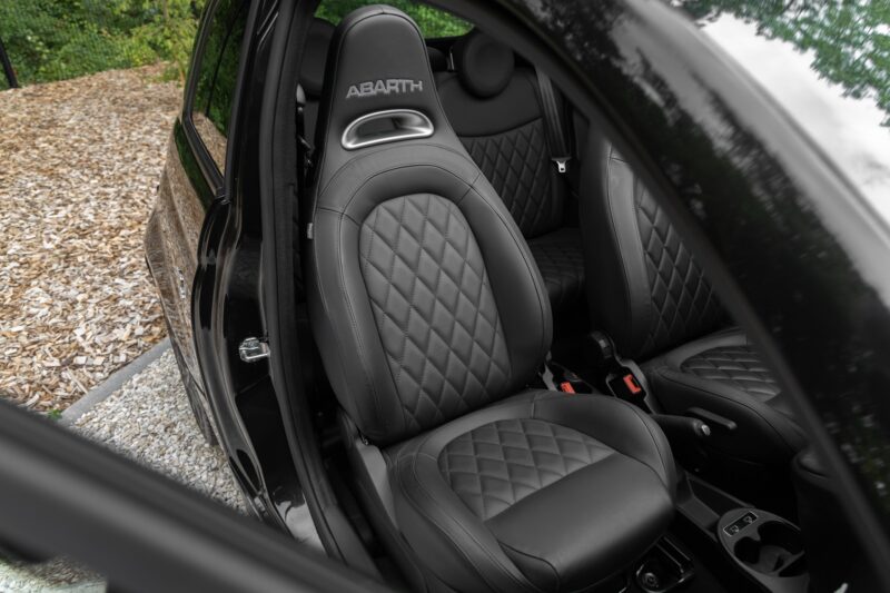 Sièges baquets en cuir – ABARTH – 695C Turismo – 2023 – Noir Scorpione – 12 900 km – 165 ch – 4 cyclindres en ligne turbo – Transmission : Manuelle – Origine France – Privaty Cars – Commerce de voitures de sport luxe et premium en Charente-Maritime