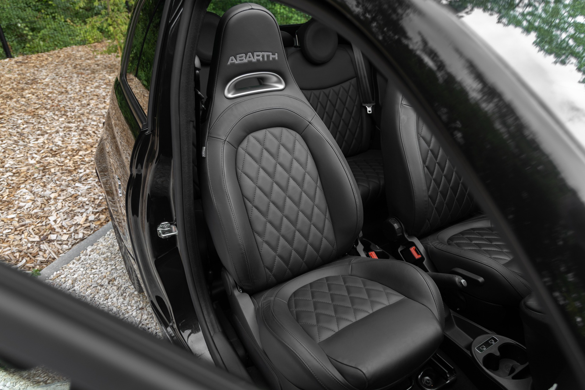 Sièges baquets en cuir – ABARTH – 695C Turismo – 2023 – Noir Scorpione – 12 900 km – 165 ch – 4 cyclindres en ligne turbo – Transmission : Manuelle – Origine France – Privaty Cars – Commerce de voitures de sport luxe et premium en Charente-Maritime