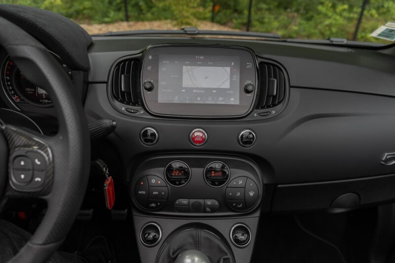 Tableau de bord – ABARTH – 695C Turismo – 2023 – Noir Scorpione – 12 900 km – 165 ch – 4 cyclindres en ligne turbo – Transmission : Manuelle – Origine France – Privaty Cars – Commerce de voitures de sport luxe et premium proche de Nantes