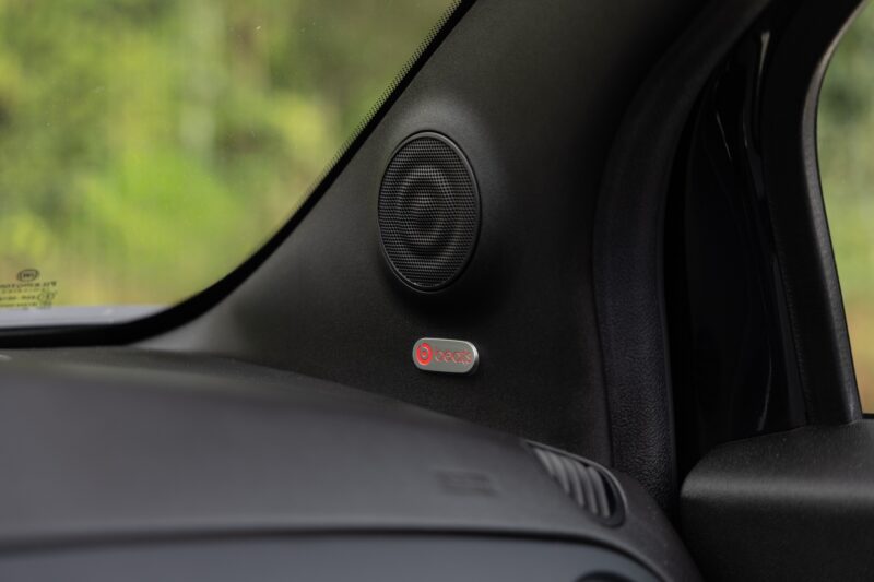 Haut-parleur intégré dans la portière – ABARTH – 695C Turismo – 2023 – Noir Scorpione – 12 900 km – 165 ch – 4 cyclindres en ligne turbo – Transmission : Manuelle – Origine France – Privaty Cars – Estimation et rachat de véhicules haut de gamme proche de Nantes