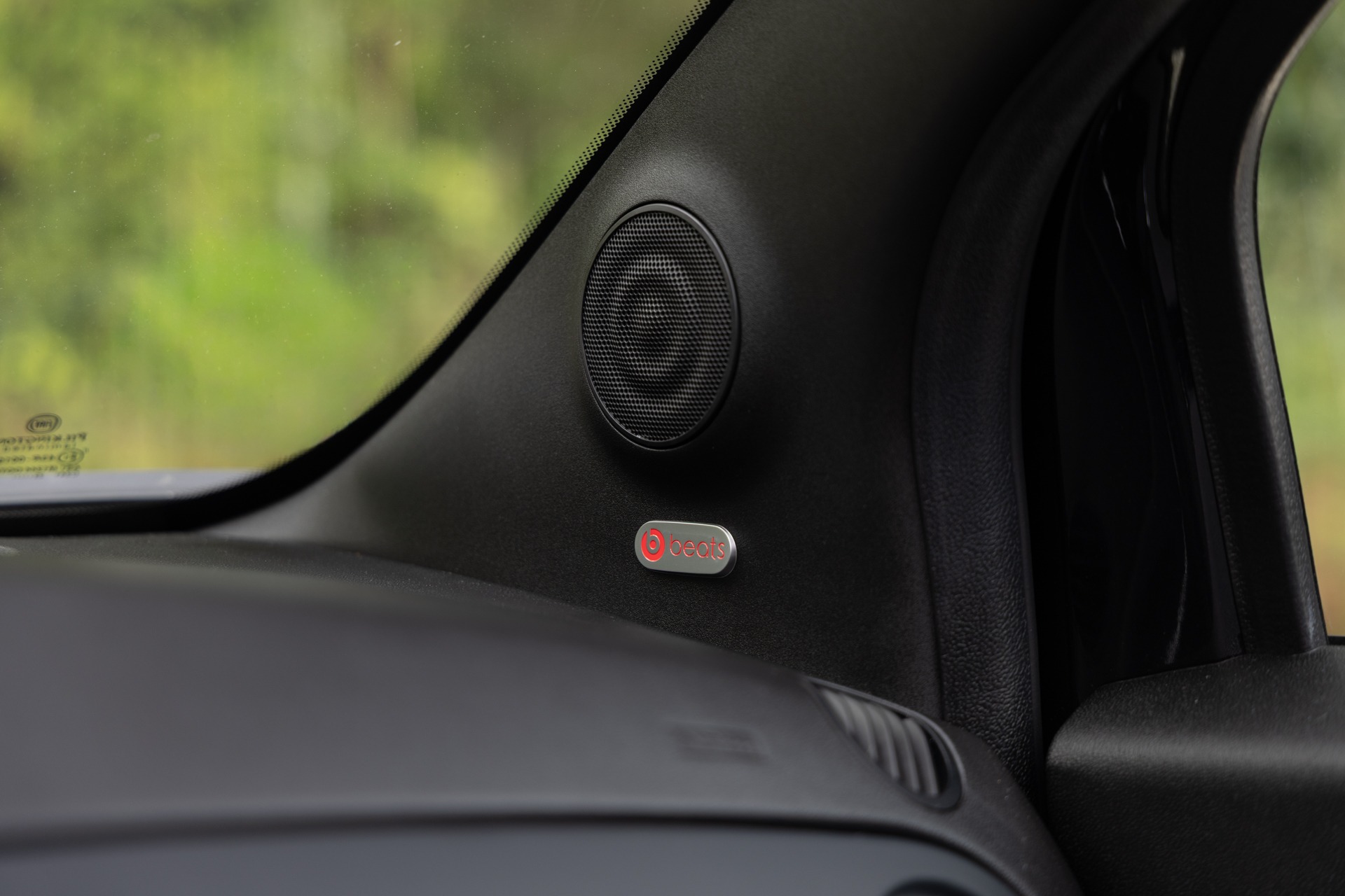 Haut-parleur intégré dans la portière – ABARTH – 695C Turismo – 2023 – Noir Scorpione – 12 900 km – 165 ch – 4 cyclindres en ligne turbo – Transmission : Manuelle – Origine France – Privaty Cars – Estimation et rachat de véhicules haut de gamme proche de Nantes