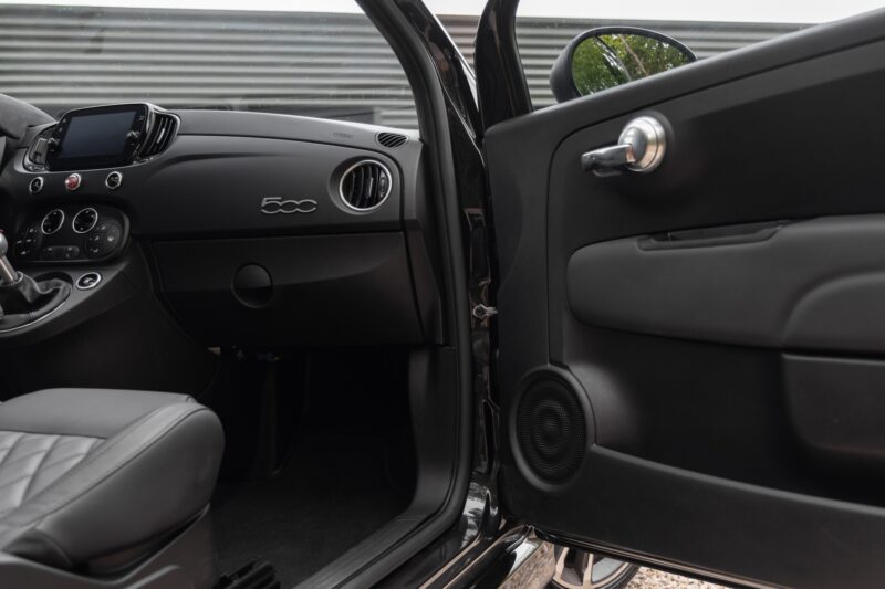 Tableau de bord – ABARTH – 695C Turismo – 2023 – Noir Scorpione – 12 900 km – 165 ch – 4 cyclindres en ligne turbo – Transmission : Manuelle – Origine France – Privaty Cars – Achat et vente de supercars d’occasion proche de Nantes