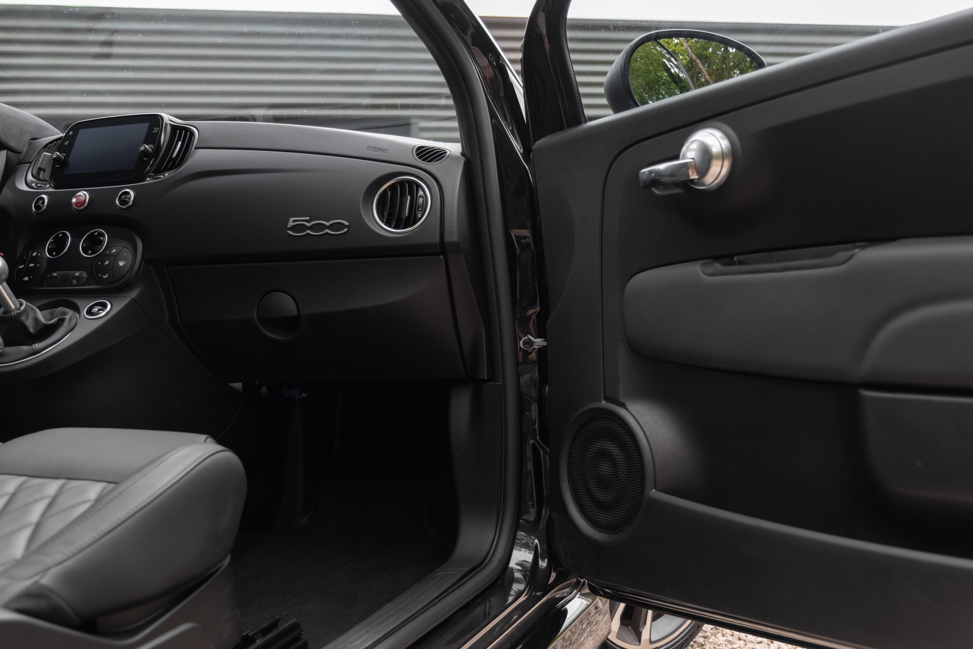 Tableau de bord – ABARTH – 695C Turismo – 2023 – Noir Scorpione – 12 900 km – 165 ch – 4 cyclindres en ligne turbo – Transmission : Manuelle – Origine France – Privaty Cars – Achat et vente de supercars d’occasion proche de Nantes