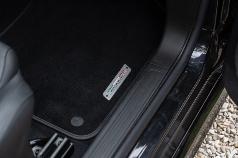 Plaque de seuil en métal – ABARTH – 695C Turismo – 2023 – Noir Scorpione – 12 900 km – 165 ch – 4 cyclindres en ligne turbo – Transmission : Manuelle – Origine France – Privaty Cars – Achat et vente de voitures de luxe d’occasion proche de Nantes