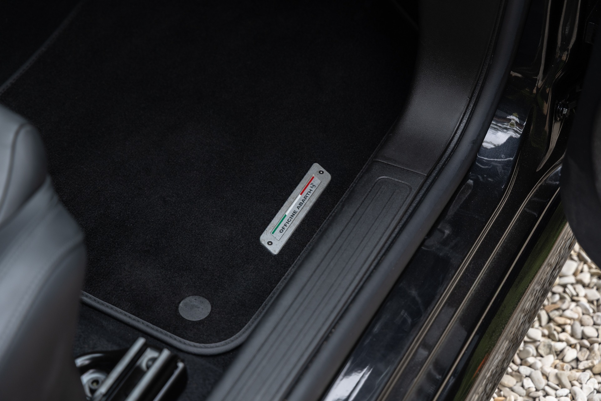Plaque de seuil en métal – ABARTH – 695C Turismo – 2023 – Noir Scorpione – 12 900 km – 165 ch – 4 cyclindres en ligne turbo – Transmission : Manuelle – Origine France – Privaty Cars – Achat et vente de voitures de luxe d’occasion proche de Nantes
