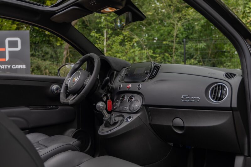 Tableau de bord – ABARTH – 695C Turismo – 2023 – Noir Scorpione – 12 900 km – 165 ch – 4 cyclindres en ligne turbo – Transmission : Manuelle – Origine France – Privaty Cars – Spécialiste ABARTH d’occasion près de Poitiers