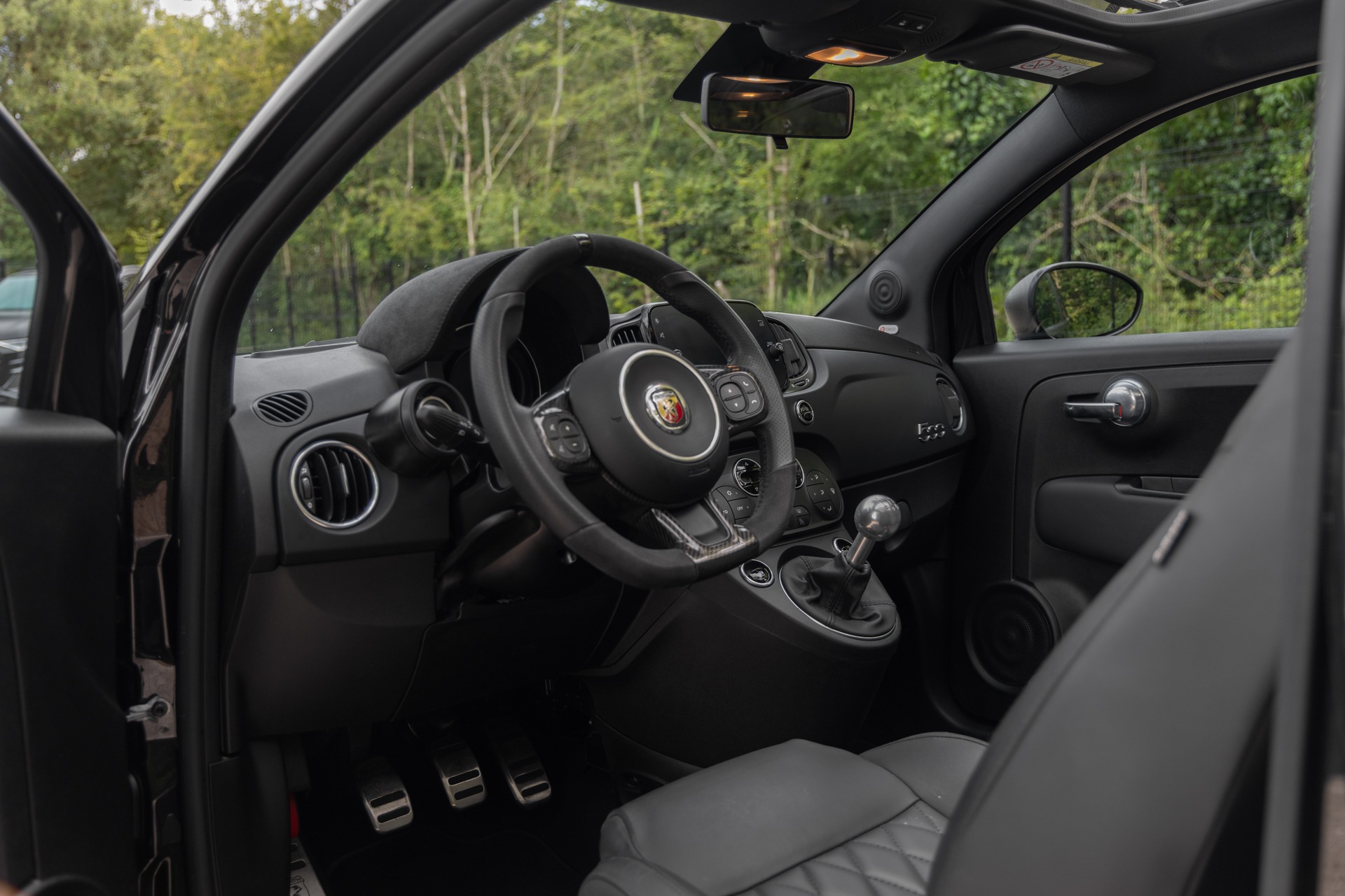 Tableau de bord – ABARTH – 695C Turismo – 2023 – Noir Scorpione – 12 900 km – 165 ch – 4 cyclindres en ligne turbo – Transmission : Manuelle – Origine France – Privaty Cars – Recherche personnalisée de modèles ABARTH dans l’Ouest de la France