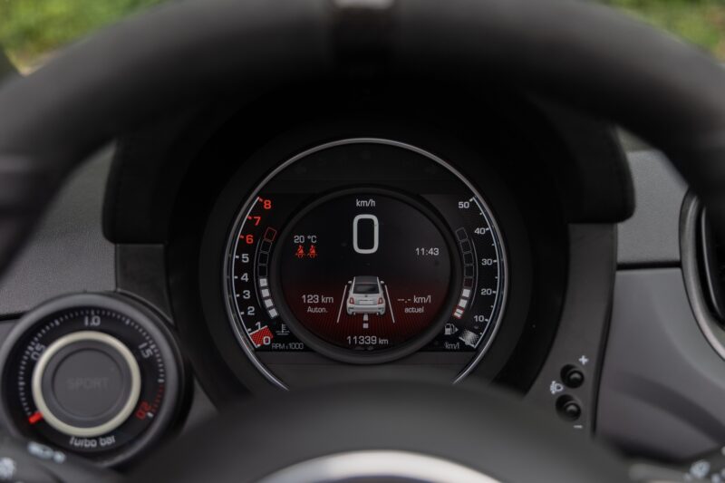 Tableau de bord numérique avec compte-tours – ABARTH – 695C Turismo – 2023 – Noir Scorpione – 12 900 km – 165 ch – 4 cyclindres en ligne turbo – Transmission : Manuelle – Origine France – Privaty Cars – Conciergerie automobile pour véhicules de sport en Nouvelle-Aquitaine