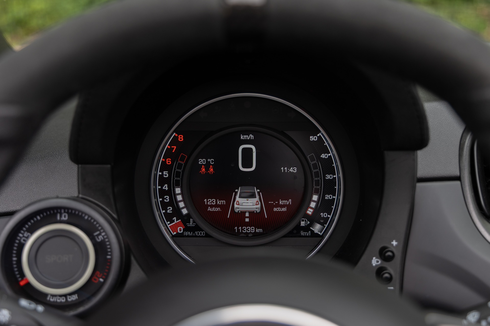 Tableau de bord numérique avec compte-tours – ABARTH – 695C Turismo – 2023 – Noir Scorpione – 12 900 km – 165 ch – 4 cyclindres en ligne turbo – Transmission : Manuelle – Origine France – Privaty Cars – Conciergerie automobile pour véhicules de sport en Nouvelle-Aquitaine