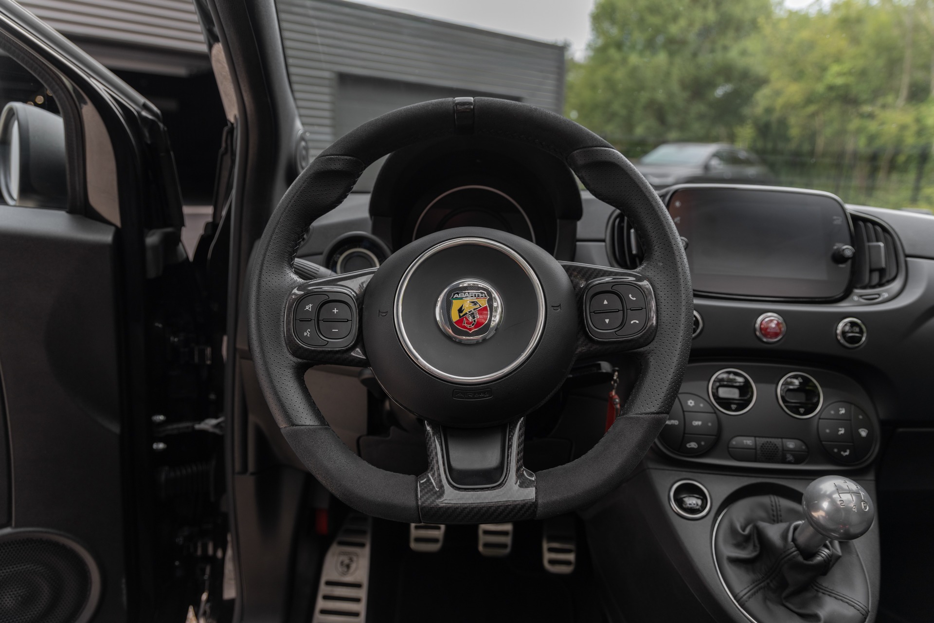 Volant – ABARTH – 695C Turismo – 2023 – Noir Scorpione – 12 900 km – 165 ch – 4 cyclindres en ligne turbo – Transmission : Manuelle – Origine France – Privaty Cars – Dépôt-vente sécurisé de véhicules de prestige entre Bordeaux et Nantes