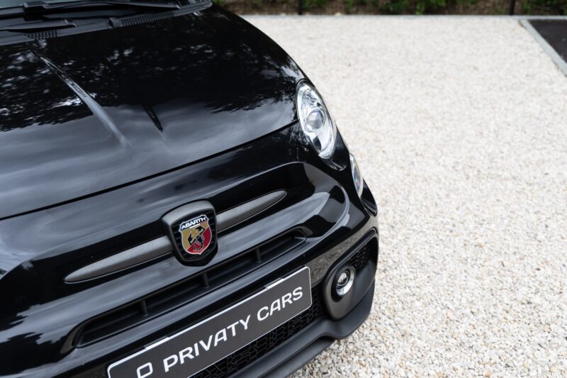 À vendre – ABARTH – 695C Turismo – 2023 – Noir Scorpione – 12 900 km – 165 ch – 4 cyclindres en ligne turbo – Transmission : Manuelle – Vue principale – Origine France – Privaty Cars – Commerce de voitures de sport luxe et premium proche de Nantes