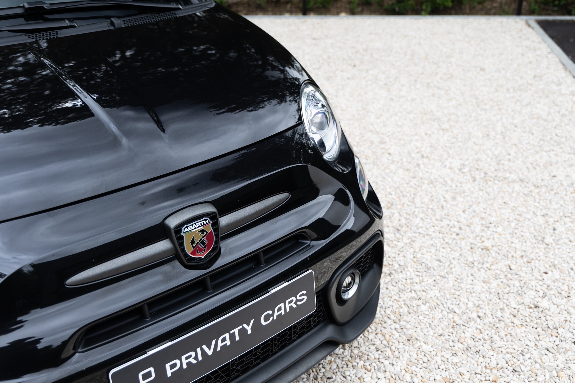 À vendre – ABARTH – 695C Turismo – 2023 – Noir Scorpione – 12 900 km – 165 ch – 4 cyclindres en ligne turbo – Transmission : Manuelle – Vue principale – Origine France – Privaty Cars – Commerce de voitures de sport luxe et premium proche de Nantes