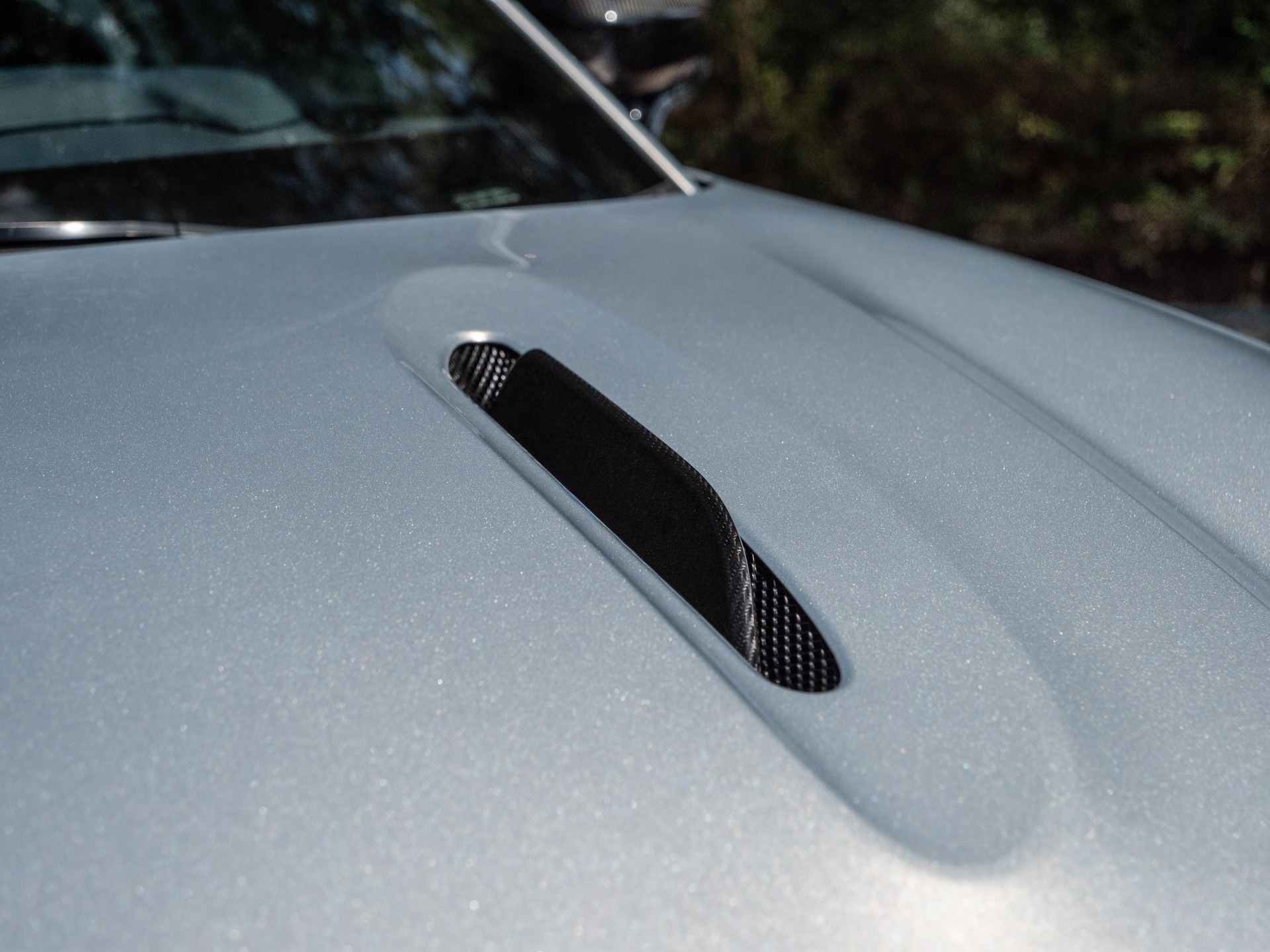 Prise d'air sur le capot – ASTON MARTIN – DBX 707 – 2024 – Titanium Grey Métallisée – 16 900 km – 707 ch – V8 bi-turbo – Transmission : Automatique – Origine France – Privaty Cars – Recherche personnalisée de voitures de sport d’occasion près de Poitiers