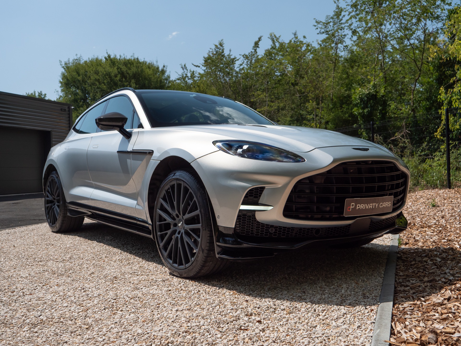 Carrosserie – ASTON MARTIN – DBX 707 – 2024 – Titanium Grey Métallisée – 16 900 km – 707 ch – V8 bi-turbo – Transmission : Automatique – Origine France – Privaty Cars – Showroom de voitures de sport haut de gamme à La Rochelle