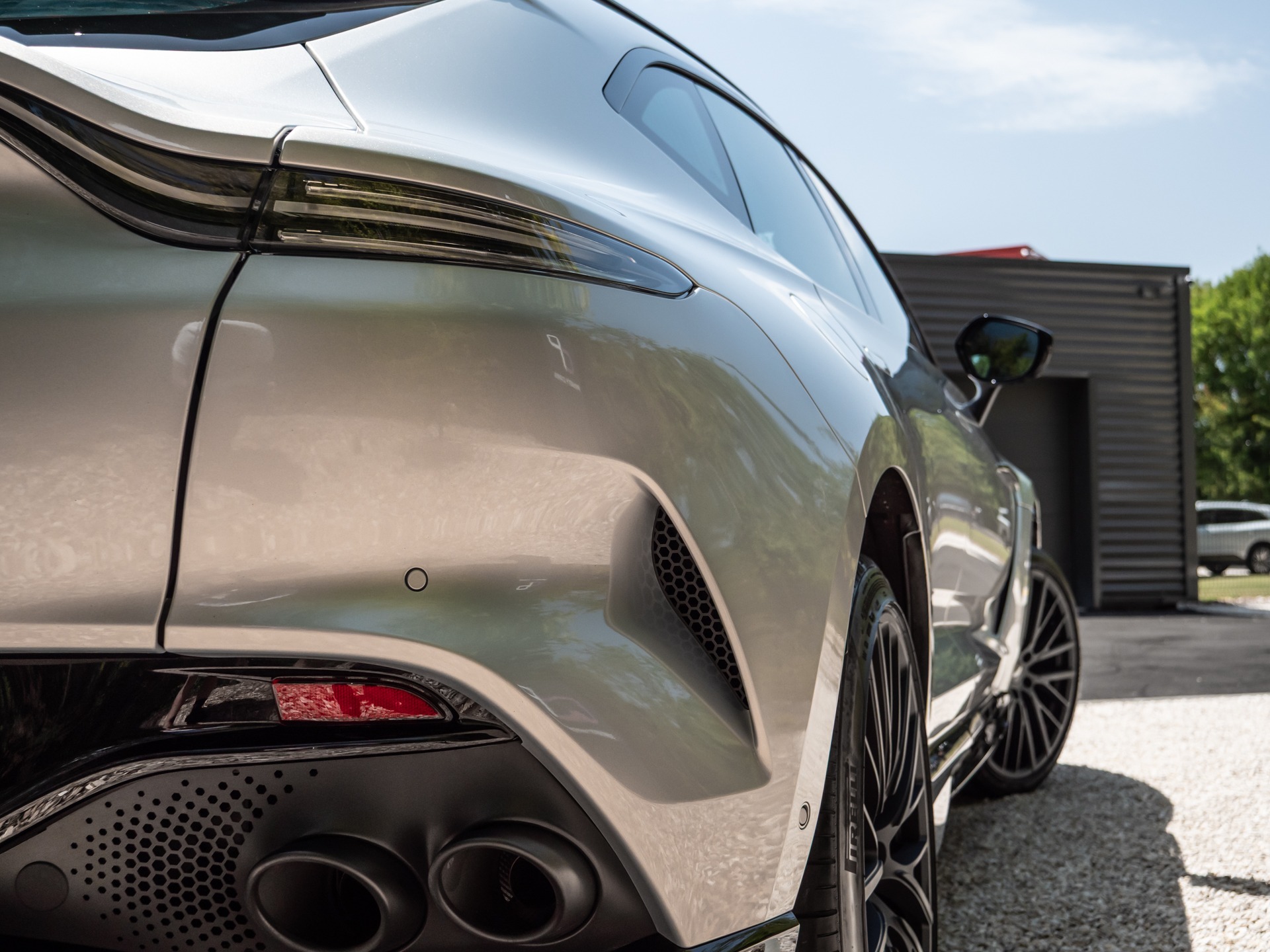 Phares arrière avec feux LED – ASTON MARTIN – DBX 707 – 2024 – Titanium Grey Métallisée – 16 900 km – 707 ch – V8 bi-turbo – Transmission : Automatique – Origine France – Privaty Cars – Vente de voitures de prestige d’occasion en Nouvelle-Aquitaine