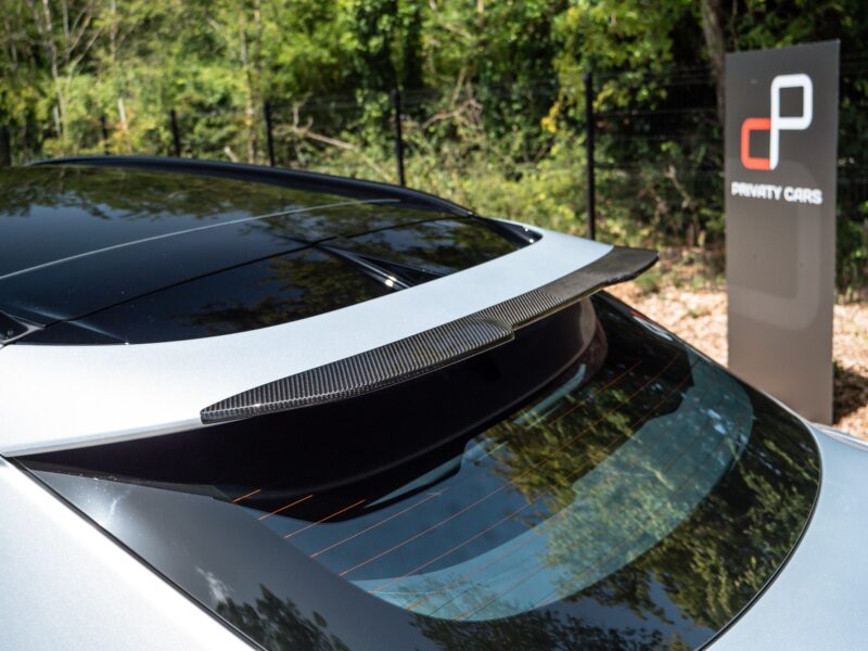 Aileron arrière en carbone – ASTON MARTIN – DBX 707 – 2024 – Titanium Grey Métallisée – 16 900 km – 707 ch – V8 bi-turbo – Transmission : Automatique – Origine France – Privaty Cars – Véhicules de sport et de luxe d’occasion proche de Bordeaux