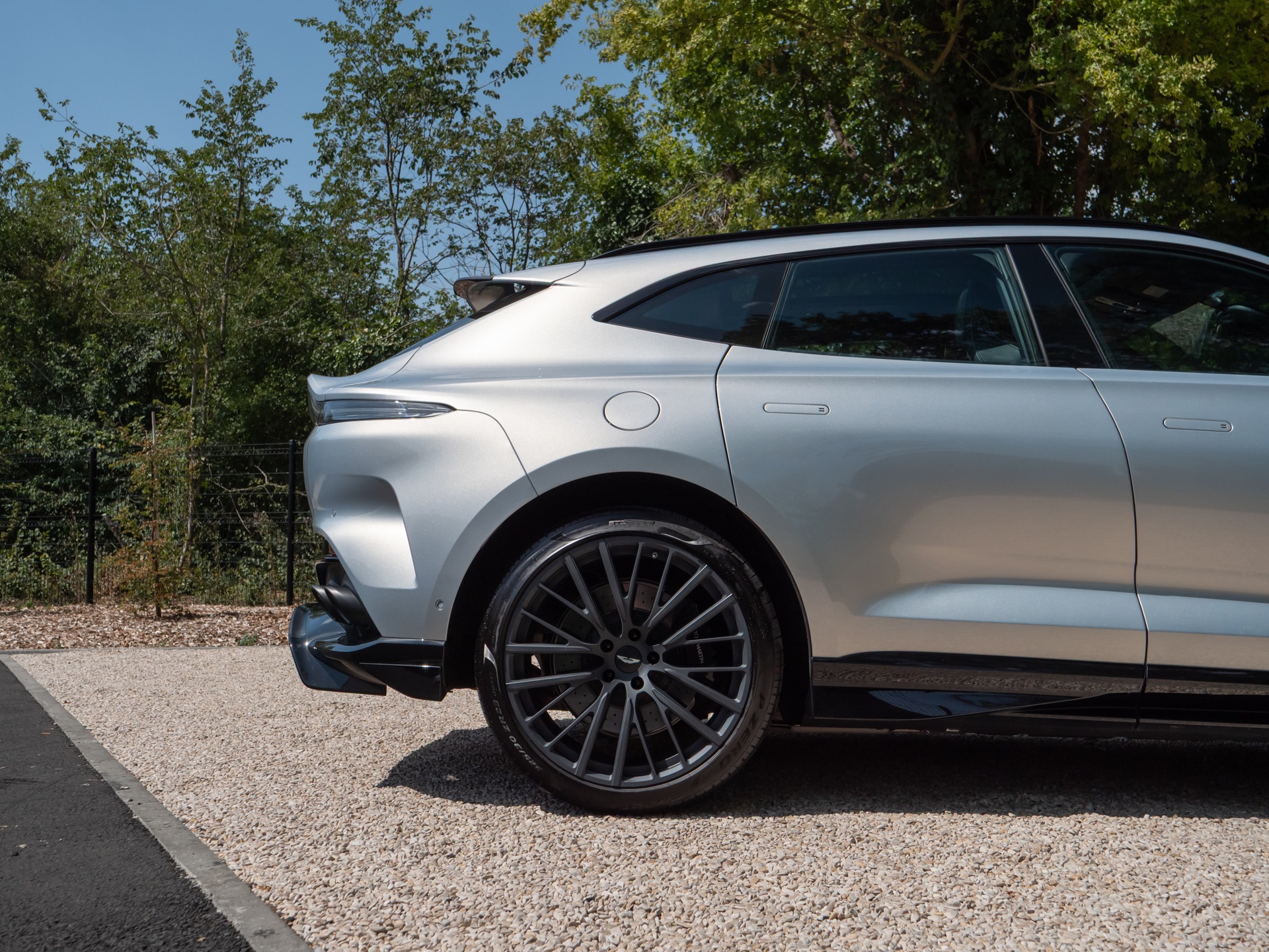 Jante alliage avec design sportif – ASTON MARTIN – DBX 707 – 2024 – Titanium Grey Métallisée – 16 900 km – 707 ch – V8 bi-turbo – Transmission : Automatique – Origine France – Privaty Cars – Rachat cash de voitures ASTON MARTIN à La Rochelle