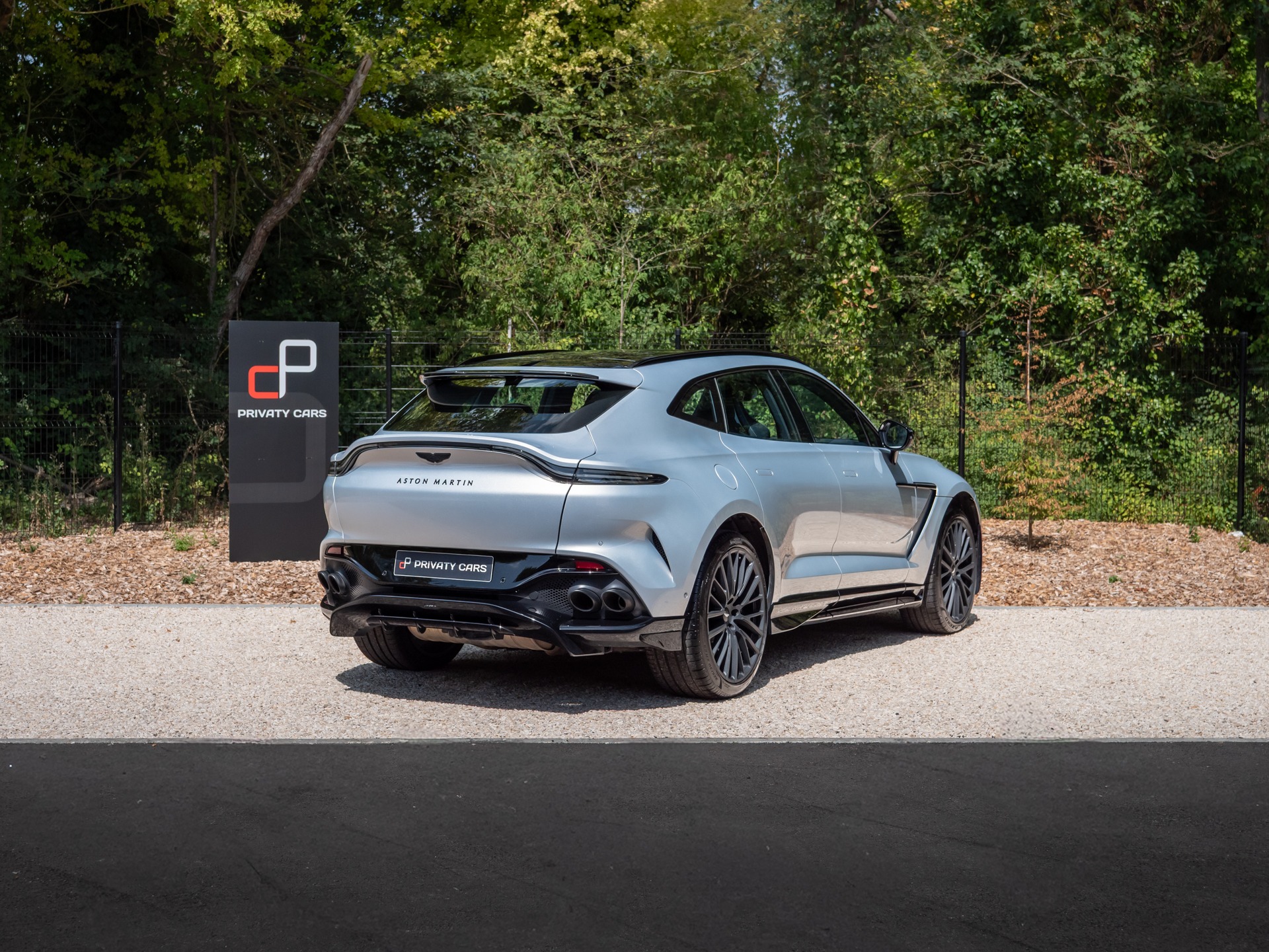 Vue arrière avec diffuseur et échappements – ASTON MARTIN – DBX 707 – 2024 – Titanium Grey Métallisée – 16 900 km – 707 ch – V8 bi-turbo – Transmission : Automatique – Origine France – Privaty Cars – Expert des sportives d’occasion haut de gamme à La Rochelle