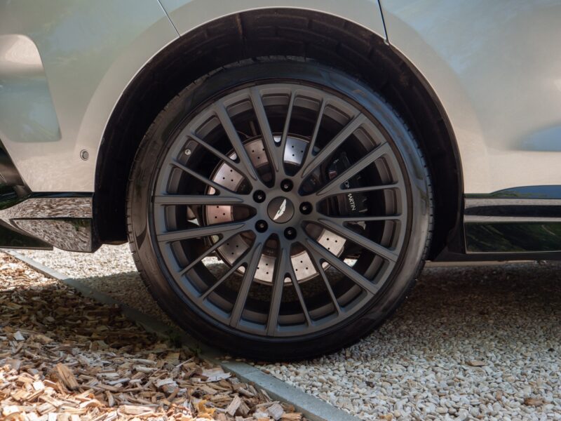 Jantes – ASTON MARTIN – DBX 707 – 2024 – Titanium Grey Métallisée – 16 900 km – 707 ch – V8 bi-turbo – Transmission : Automatique – Origine France – Privaty Cars – Recherche personnalisée de voitures de sport d’occasion proche de Nantes
