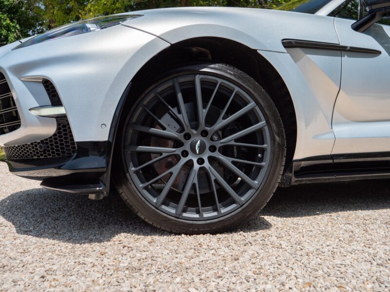 Jantes – ASTON MARTIN – DBX 707 – 2024 – Titanium Grey Métallisée – 16 900 km – 707 ch – V8 bi-turbo – Transmission : Automatique – Origine France – Privaty Cars – Mandat de vente pour automobiles de luxe près de Poitiers