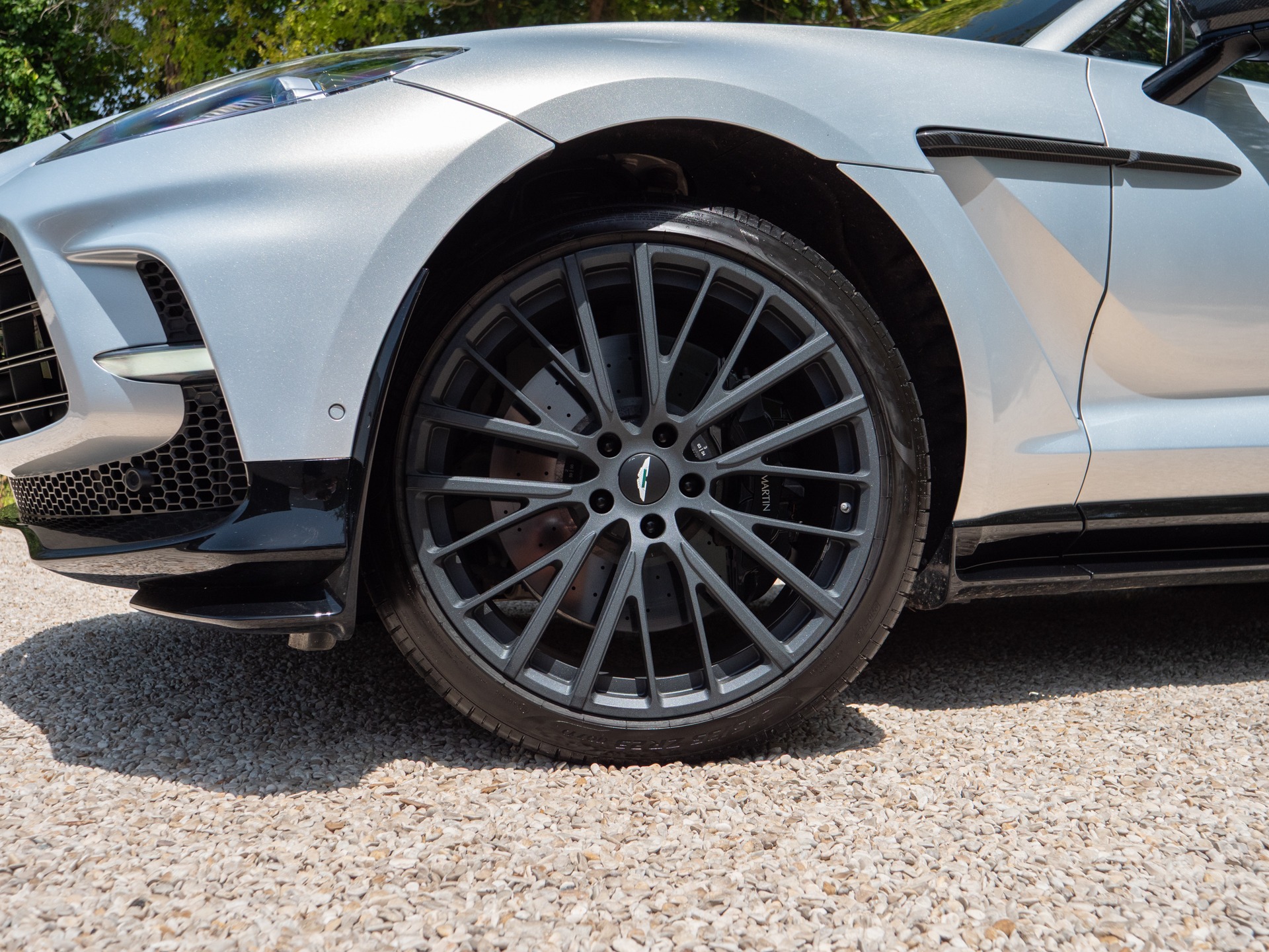 Jantes – ASTON MARTIN – DBX 707 – 2024 – Titanium Grey Métallisée – 16 900 km – 707 ch – V8 bi-turbo – Transmission : Automatique – Origine France – Privaty Cars – Mandat de vente pour automobiles de luxe près de Poitiers