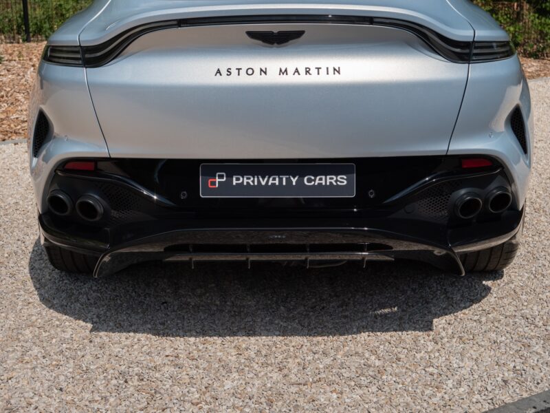 Diffuseur arrière avec sorties d'échappement – ASTON MARTIN – DBX 707 – 2024 – Titanium Grey Métallisée – 16 900 km – 707 ch – V8 bi-turbo – Transmission : Automatique – Origine France – Privaty Cars – Dépôt-vente de voitures de sport et véhicules d’exception entre Bordeaux et Nantes