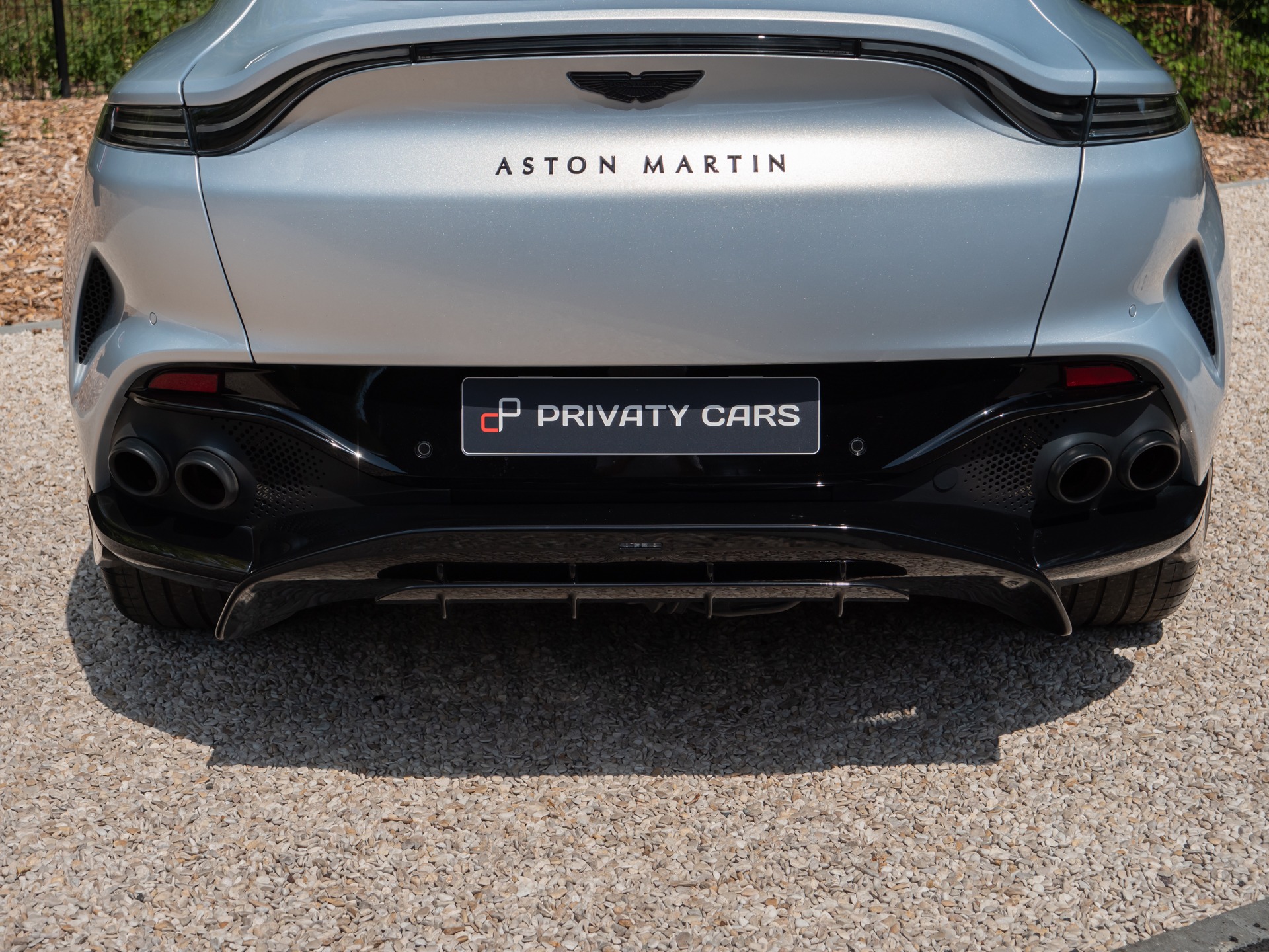 Diffuseur arrière avec sorties d'échappement – ASTON MARTIN – DBX 707 – 2024 – Titanium Grey Métallisée – 16 900 km – 707 ch – V8 bi-turbo – Transmission : Automatique – Origine France – Privaty Cars – Dépôt-vente de voitures de sport et véhicules d’exception entre Bordeaux et Nantes
