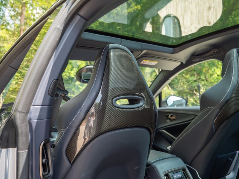 Sièges baquets en cuir carbone – ASTON MARTIN – DBX 707 – 2024 – Titanium Grey Métallisée – 16 900 km – 707 ch – V8 bi-turbo – Transmission : Automatique – Origine France – Privaty Cars – Expert des sportives d’occasion haut de gamme en Charente-Maritime