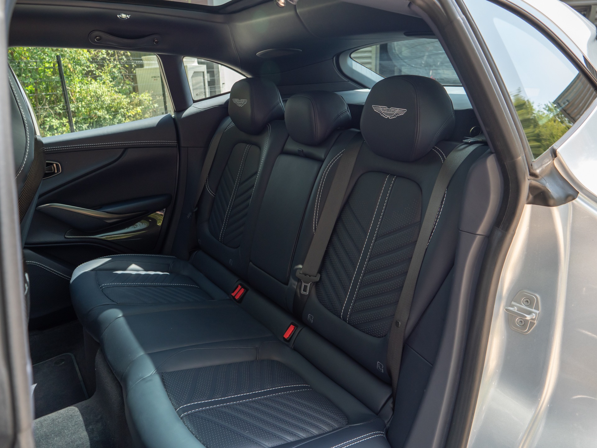 Sièges – ASTON MARTIN – DBX 707 – 2024 – Titanium Grey Métallisée – 16 900 km – 707 ch – V8 bi-turbo – Transmission : Automatique – Origine France – Privaty Cars – Commerce de voitures de sport luxe et premium près de Poitiers