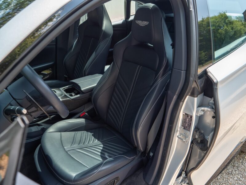 Sièges baquets en cuir – ASTON MARTIN – DBX 707 – 2024 – Titanium Grey Métallisée – 16 900 km – 707 ch – V8 bi-turbo – Transmission : Automatique – Origine France – Privaty Cars – Spécialiste ASTON MARTIN d’occasion à 2 heures de Paris en TGV