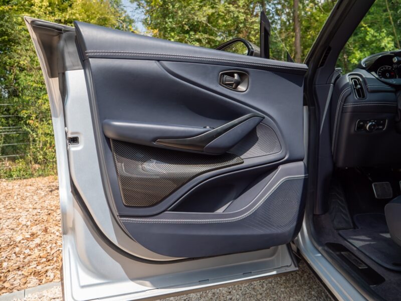 Panneau de porte avec inserts en carbone – ASTON MARTIN – DBX 707 – 2024 – Titanium Grey Métallisée – 16 900 km – 707 ch – V8 bi-turbo – Transmission : Automatique – Origine France – Privaty Cars – Spécialiste des sportives d’occasion en Charente-Maritime