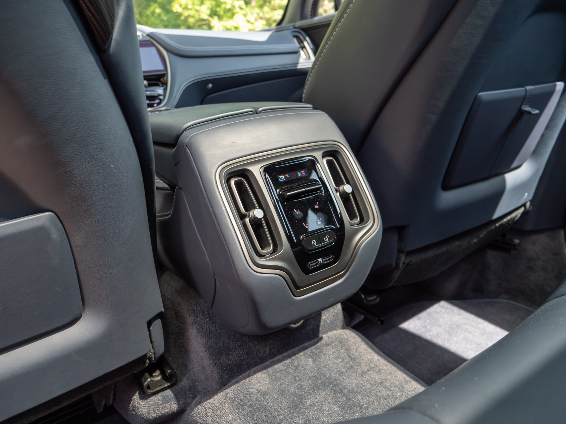 Console arrière avec commandes climatiques – ASTON MARTIN – DBX 707 – 2024 – Titanium Grey Métallisée – 16 900 km – 707 ch – V8 bi-turbo – Transmission : Automatique – Origine France – Privaty Cars – Achat et vente de supercars d’occasion à 2 heures de Paris en TGV
